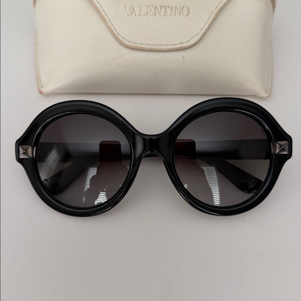 Valentino | V696S Circle Sunglasses - Picture 2 of 6